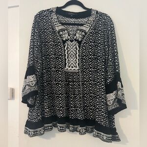 Black and White flowy Sleeve boho Tunic size 1X (SKU D-307)
